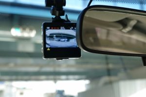ドライブレコーダーはどこに設置しても大丈夫？車検は通るの？